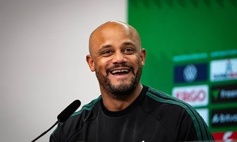 Thắng Leverkusen, Kompany gây hài vì sự cố trên sóng truyền hình