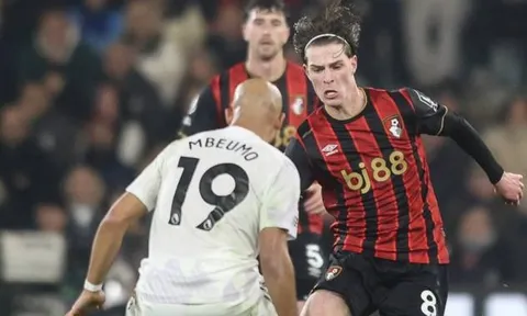 MU liên tục "xem giò" Alex Scott
