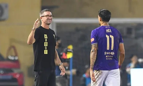 Harry Kewell ví sân tập của CLB Hà Nội như sân Wembley