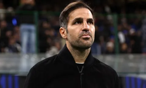 Huyền thoại khuyên Fabregas tránh xa mớ hỗn độn ở Chelsea