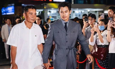 Phương Nam nắm chặt tay bố trên thảm đỏ "Trùm Sò"