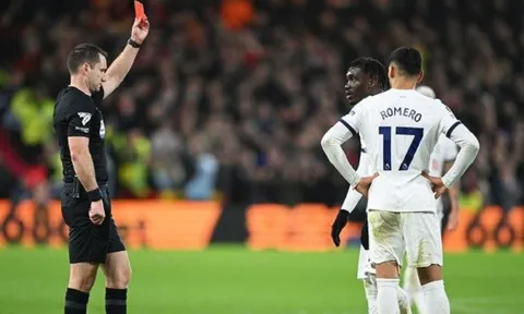 Gary Neville: "Những điều này phải dừng lại"