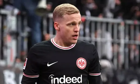 M.U ngăn Van de Beek ở lại Premier League