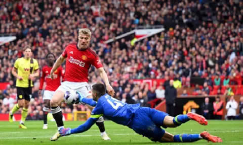 "Ten Hag cần một bàn thắng nhưng đã quyết định rút tiền đạo"