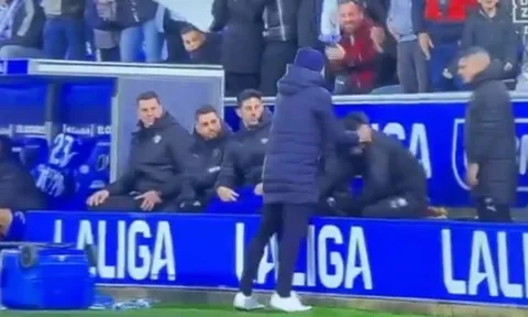 HLV điên tiết túm cổ nhân viên sau trận Real Madrid