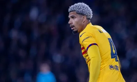 Người đại diện Araujo mở đàm phán với Bayern