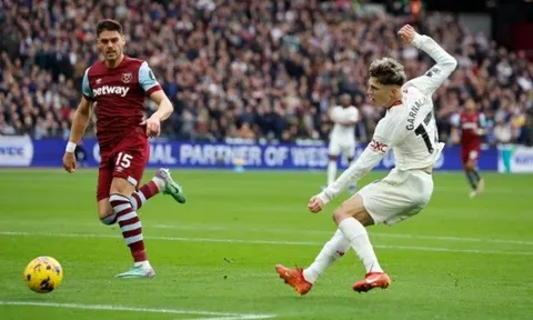 Garnacho bỏ lỡ khó tin, fan M.U nổi trận lôi đình với Ten Hag