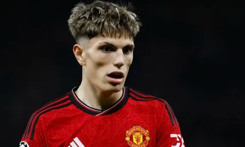 Chelsea dừng đàm phán với Garnacho, ưu tiên ký Jamie Gittens