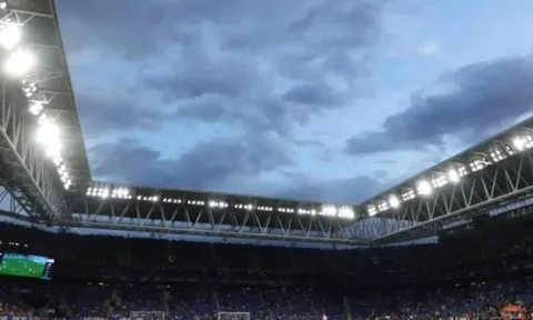 Sự cố xe mất lái khiến 13 người bị thương nhẹ trước trận Espanyol - Barca