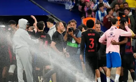 Espanyol bật hệ thống tưới nước ngăn Barca ăn mừng vô địch