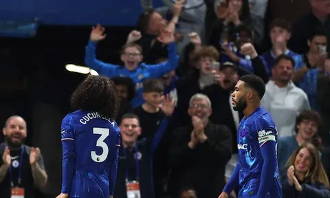 Glenn Hoddle khen ngợi Cucurella đã lột xác sau trận thắng Man United