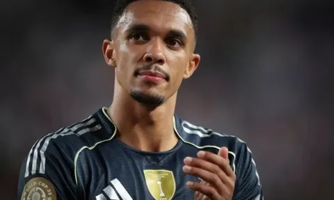 Chủ tịch Liverpool thừa nhận thất vọng khi Alexander-Arnold sang Real