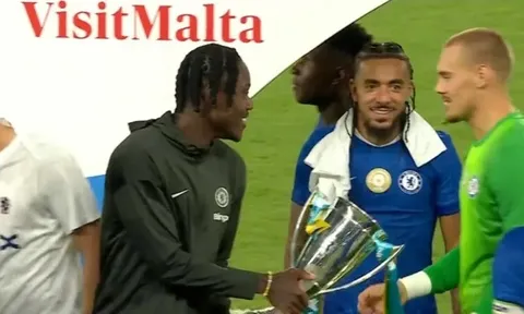Jorgensen trêu đùa Chalobah trong lễ nâng cúp của Chelsea