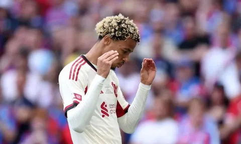 Ghi bàn cho Liverpool, Ekitike gửi thông điệp liên quan đến Isak