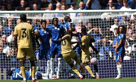 VAR gây tranh cãi, Chelsea thoát thua trong trận derby London