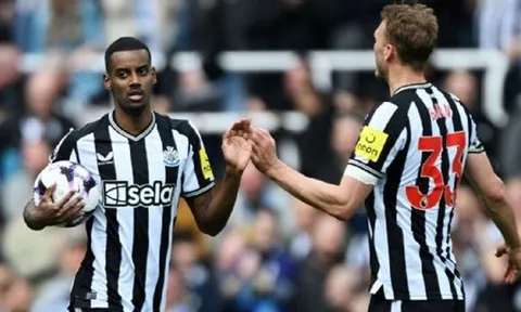 Shearer phê phán Isak, cho rằng tiền đạo Newcastle xử lý sai lầm