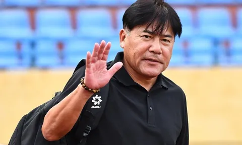 HLV Makoto Teguramori nghẹn ngào chia tay Hà Nội FC