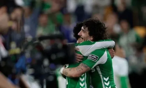 Hòa Betis phút cuối, Real Madrid hụt hơi trước Barca