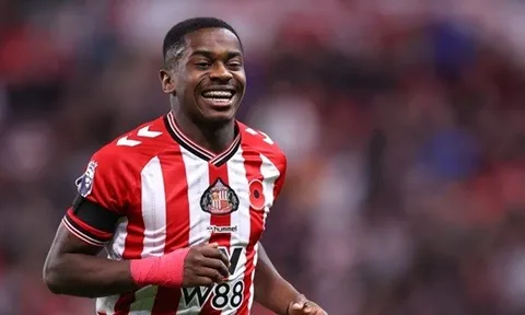 Sunderland hét giá 45 triệu bảng vụ Noah Sadiki với MU
