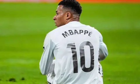 HLV Arbeloa lo lắng về chấn thương của Kylian Mbappe