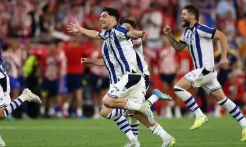 Barcelona và Real Madrid tranh giành trung vệ Jon Martin của Real Sociedad