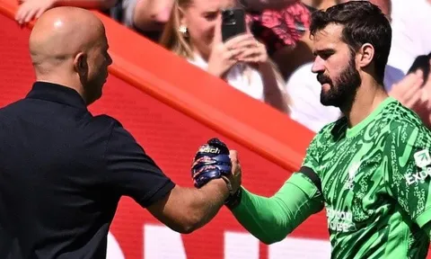 Arne Slot thừa nhận khả năng bán Alisson cho Juventus