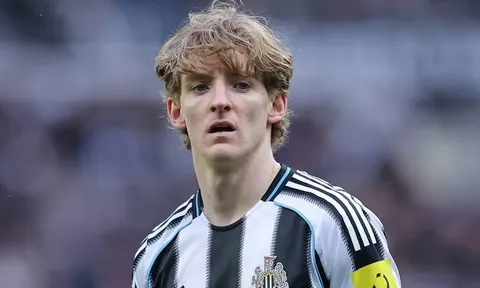 Tránh vết xe đổ Isak, Newcastle cần dứt tình với Gordon