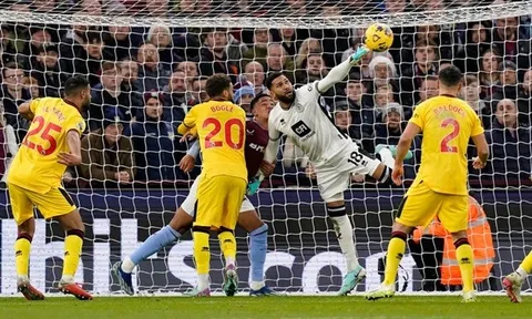 Aston Villa bị VAR cướp mất bàn thắng