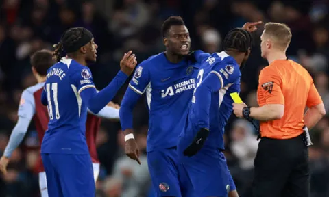 Các cầu thủ Chelsea cự cãi trọng tài quyết liệt