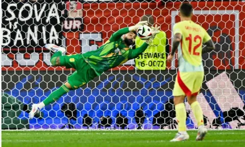 ''Người nhện'' Arsenal khiến Albania ngao ngán