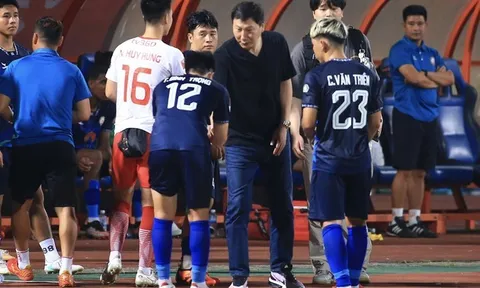 Kiatisuk từ chức tại CAHN; Ông Kim Sang-sik gọi Văn Lâm, "Vua săn Tây" lên tuyển