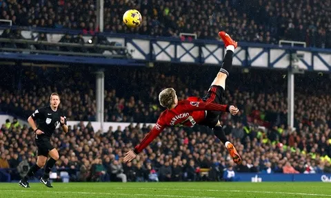 Aguero so sánh pha ngả bàn đèn của Garnacho và Rooney