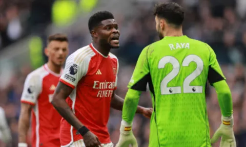 Arsenal sẽ mất Raya đầu mùa tới