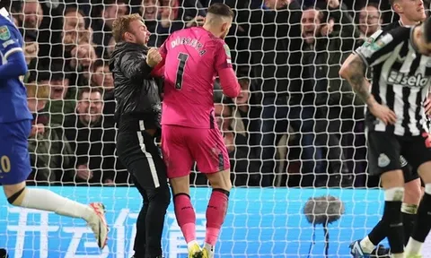Fan cuồng "trêu ngươi" Dubravka sau khi Chelsea gỡ hòa