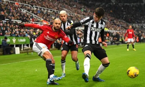 "Sẽ là sai lầm nếu Man Utd thay thế cậu ấy trong tháng Một"