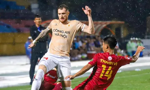 Bị CAHN đè bẹp, HLV nêu lý do vì... trời mưa