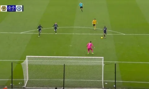 Bỏ lỡ không tưởng, CĐV Chelsea trút giận lên Sterling