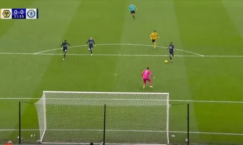 Cận cảnh pha xử lý IQ 'âm vô cực' của Raheem Sterling