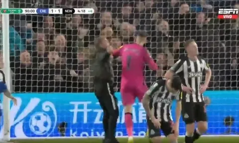 CĐV xông vào Dubravka, Chelsea ra ngay quyết định
