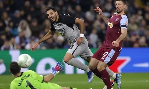 Chelsea 'xem giò' tiền đạo AZ Alkmaar
