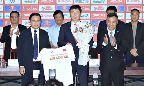 Chỉ 3 năm kinh nghiệm, Kim Sang-sik có thành công ở Việt Nam?