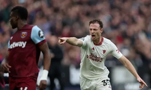 Choáng với hàng thủ Man Utd