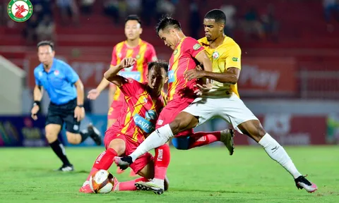 Cựu vua phá lưới V-League ra đòn, cầu thủ Bình Định xịt máu