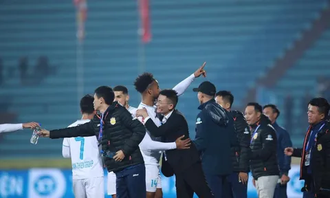 Dẫn đầu V-League, HLV Nam Định nói lời giống Lê Huỳnh Đức