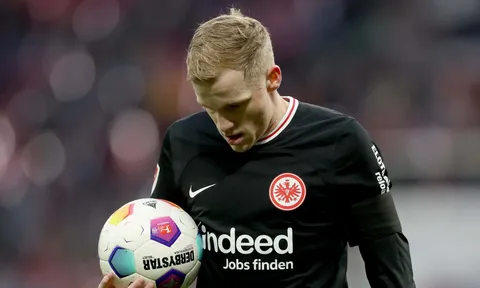 Donny van de Beek báo tin dữ cho M.U