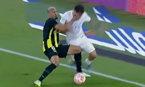 Fabinho bị đuổi khỏi sân vì đụng đến đồng đội của CR7