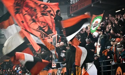 Cổ động viên Lorient “khủng bố” đội nhà bằng gần nửa tạ cá thối