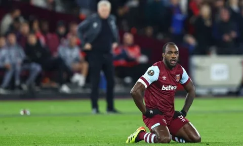 Đội nhà bị loại, sao West Ham "cà khịa" trọng tài
