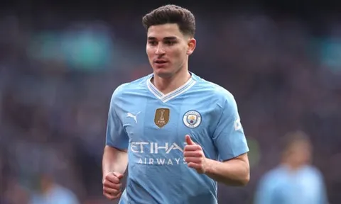 Julian Alvarez dè chừng Brighton & Hove Albion