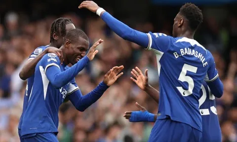 Chelsea thăng hoa, Aston Villa giúp Tottenham nuôi hy vọng